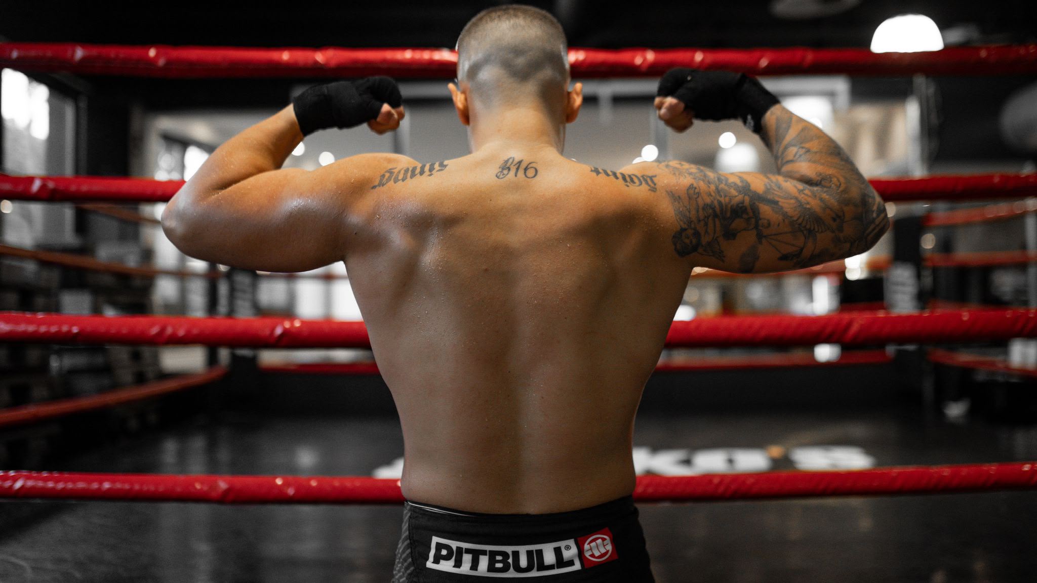 Louis Bennett im Boxring – Rückenansicht