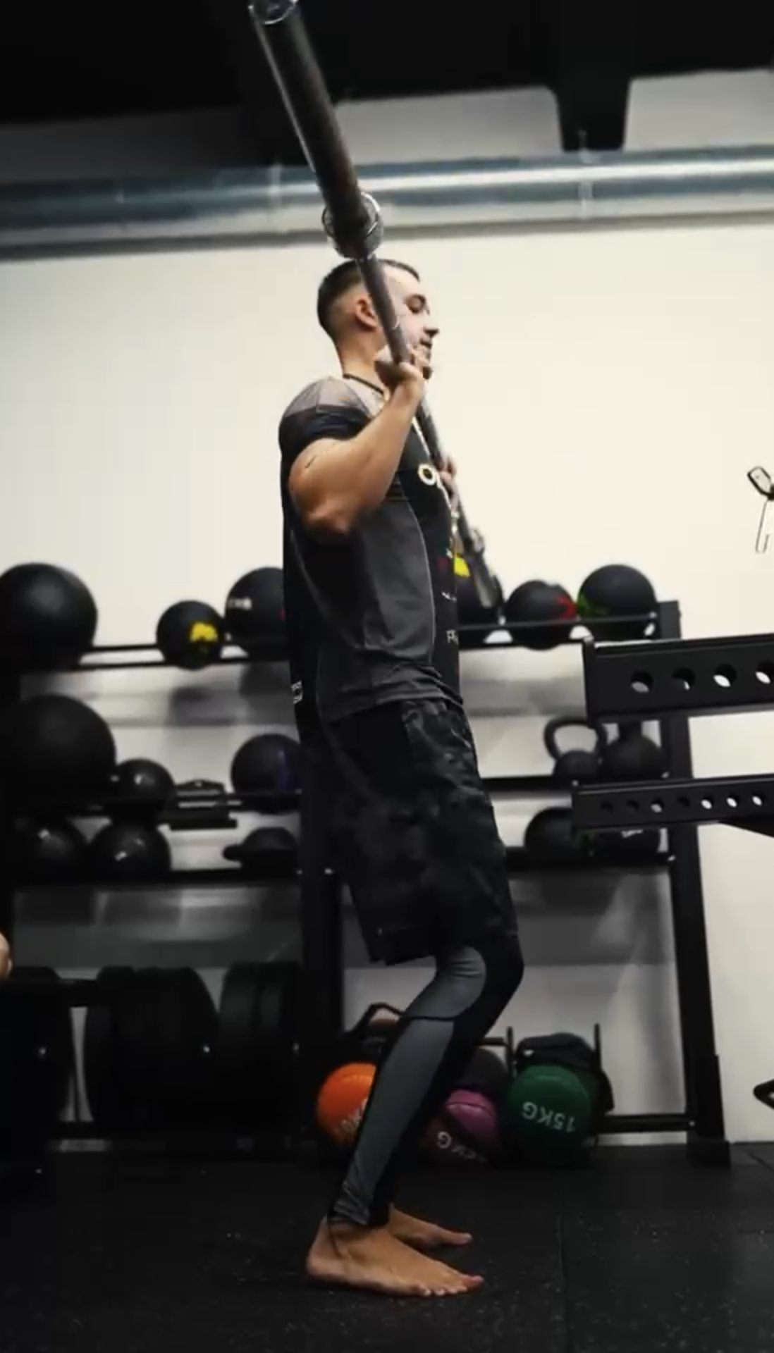 Louis Bennett beim Kettlebell-Training