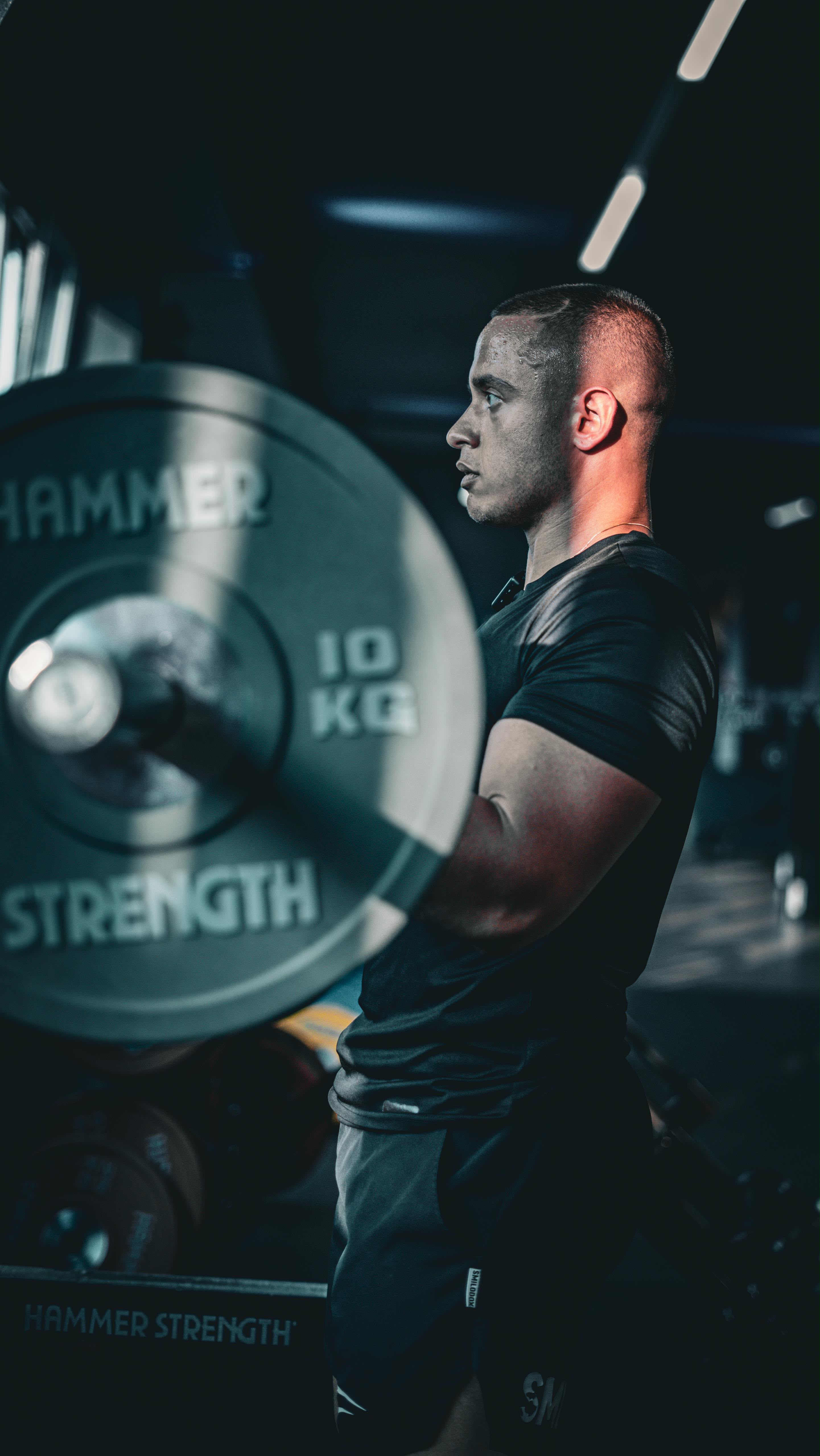 Louis Bennett beim Krafttraining